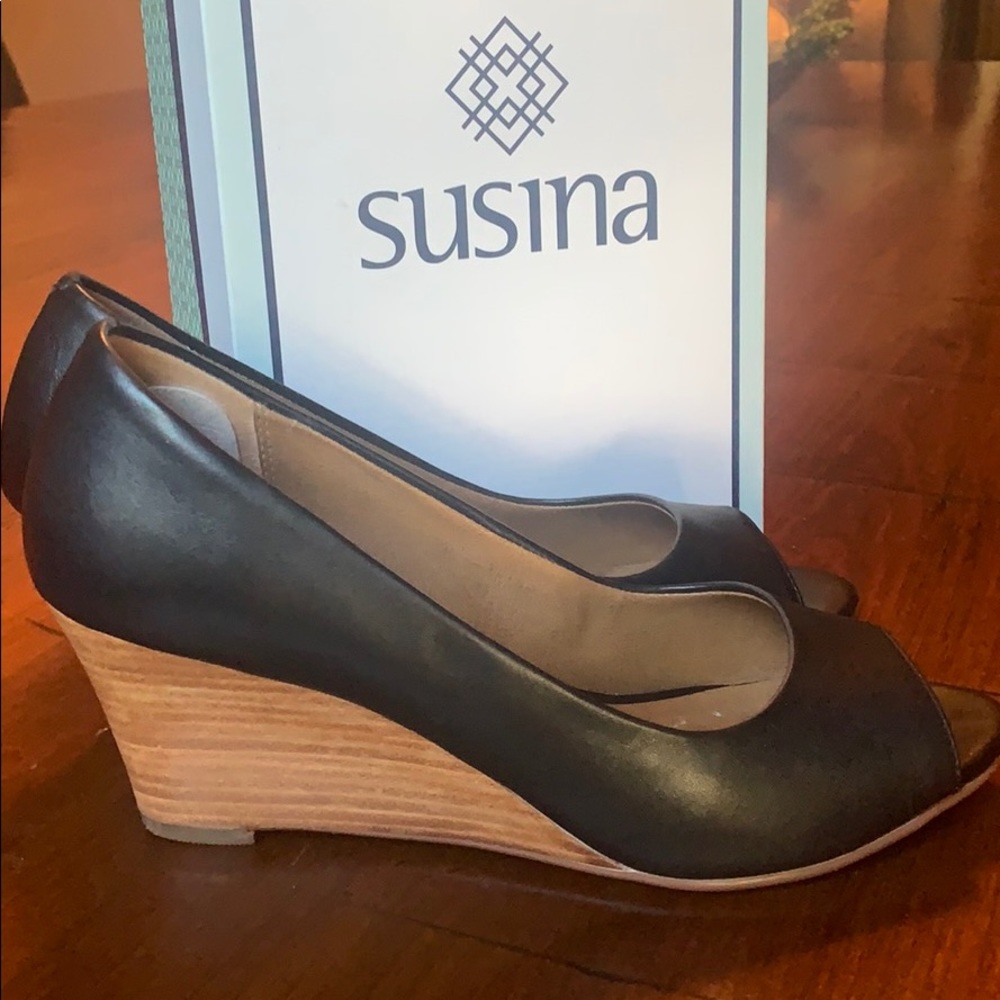 Susina black open toe wedge Size 8